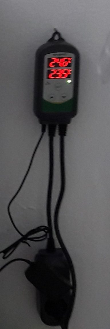 Eine digitale Steuerungseinheit mit roten LED-Anzeigen und Kabeln zur Verbindung.