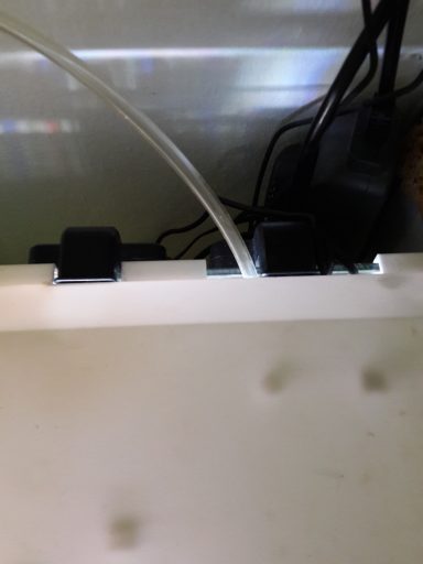 Kabelmanagement mit Clips, unterstützt durch eine weiße LED-Beleuchtung.