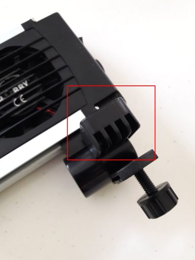 Nahaufnahme eines schwarzes Geräts mit einem verstellbaren Halter.