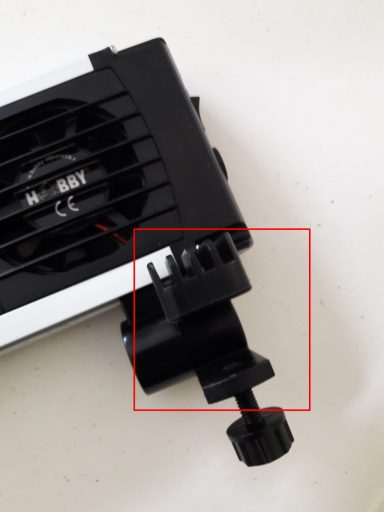 Schwarzes Gehäuse mit Lüfter und verstellbarem Halterungsteil.