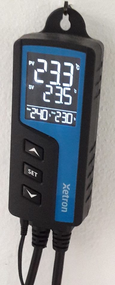 Digital Thermometer mit blauem Display, zeigt Temperatur und Zeit an.