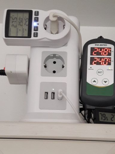 Steckdose mit USB-Anschlüssen und zwei Temperaturanzeigen.